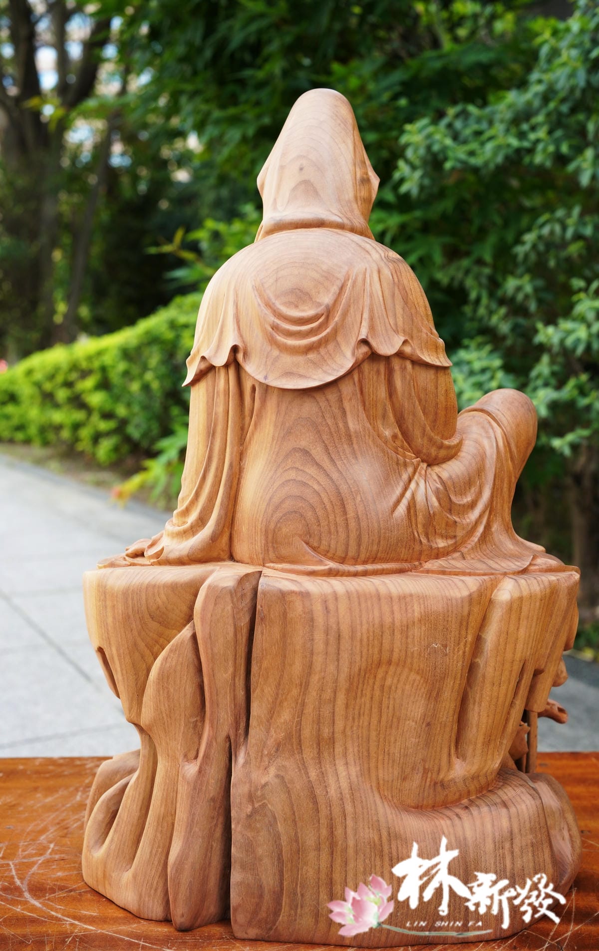 新發神藝-百式觀音(觀自在尺六黃金檀．原色與白衣)