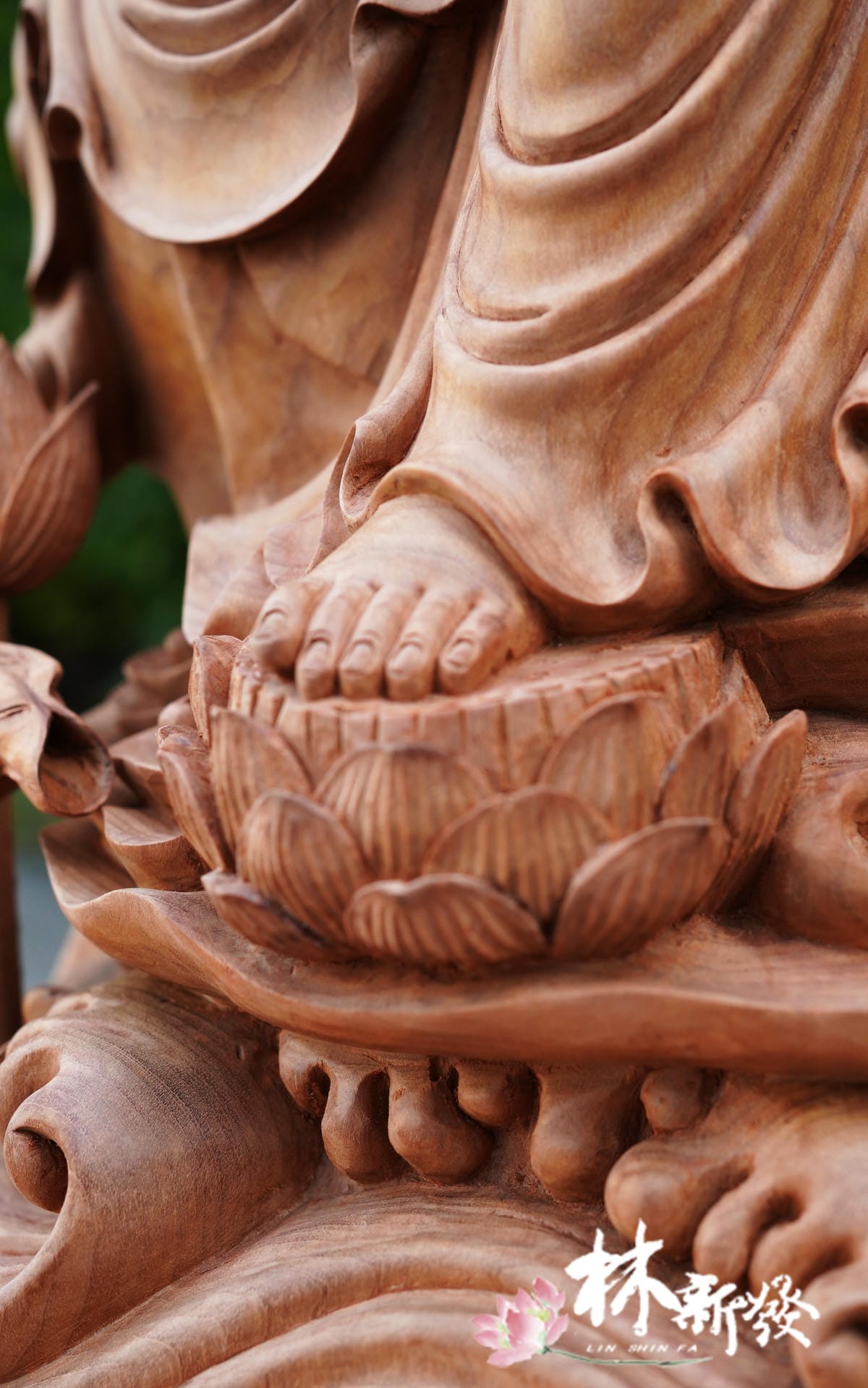 新發神藝-百式觀音(觀自在尺六黃金檀．原色與白衣)