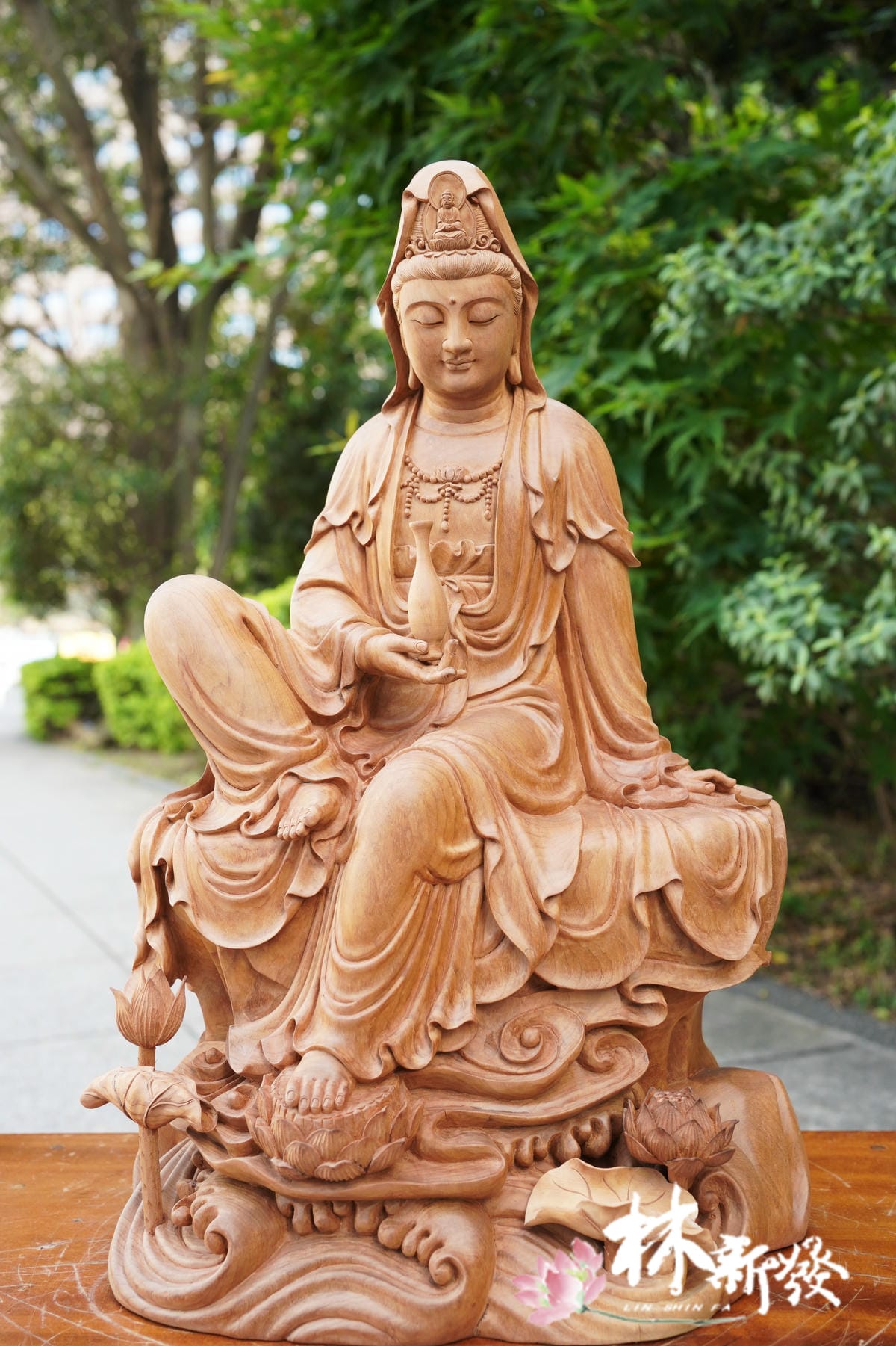 新發神藝-百式觀音(觀自在尺六黃金檀．原色與白衣)