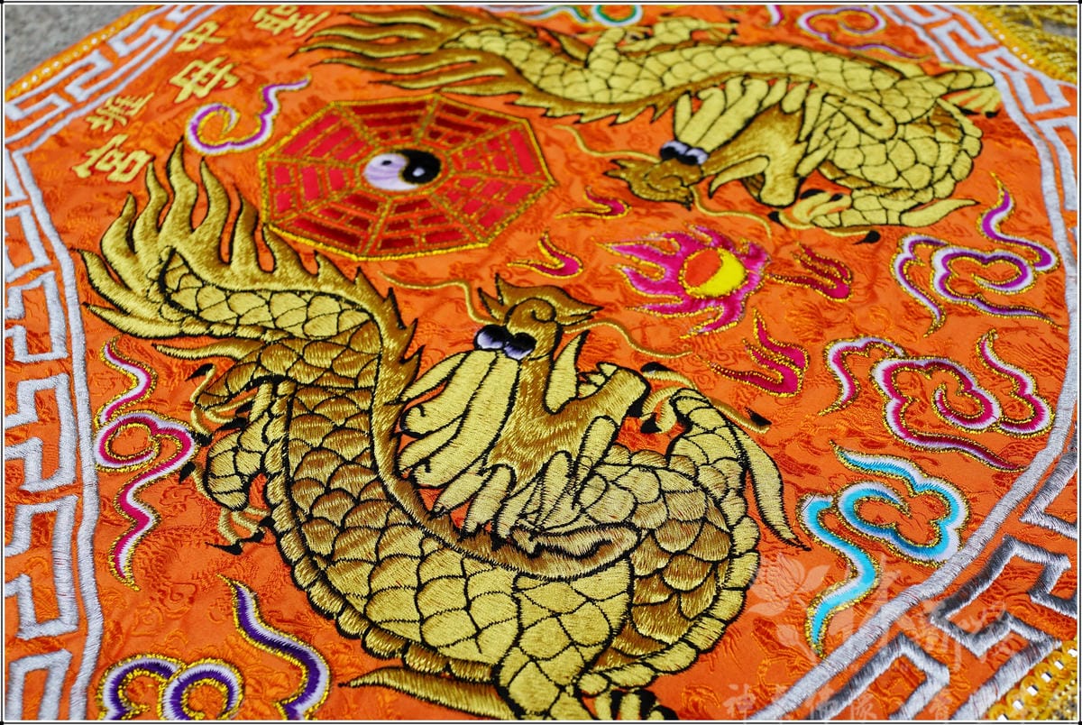 新發繡品-肚兜龍虎裙(橘底緹花系列)