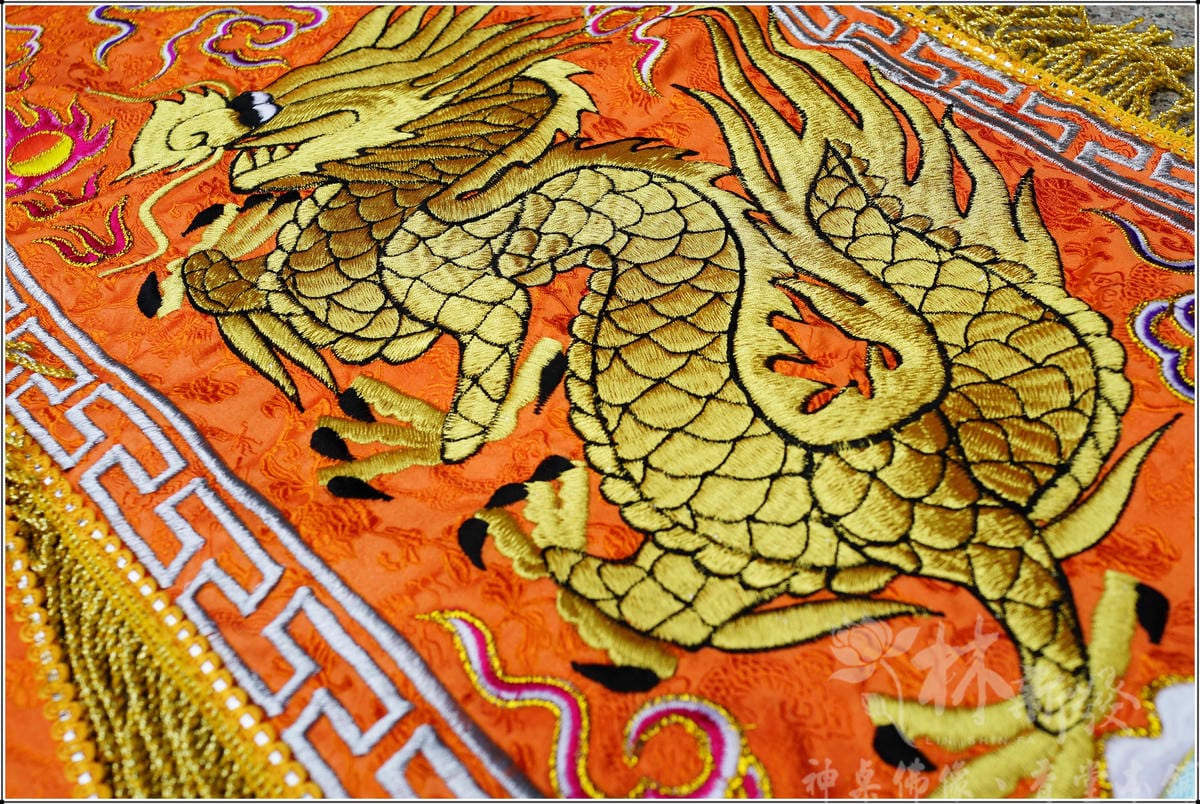 新發繡品-肚兜龍虎裙(橘底緹花系列)