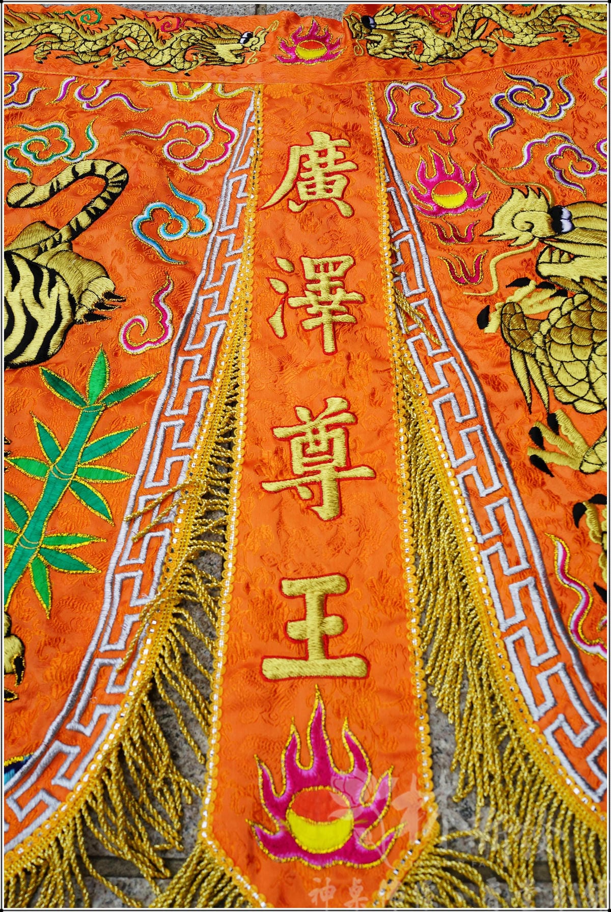 新發繡品-肚兜龍虎裙(橘底緹花系列)