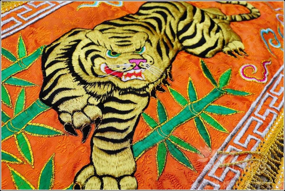 新發繡品-肚兜龍虎裙(橘底緹花系列)