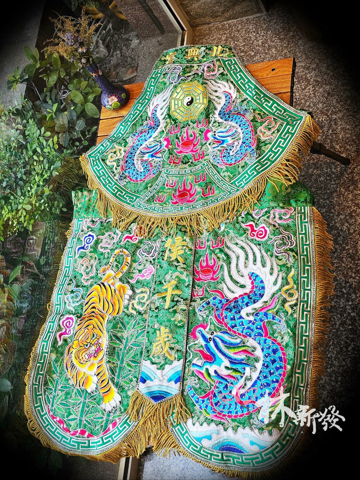 新發繡品-肚兜龍虎裙(藍底金龍虎．綠底彩龍)
