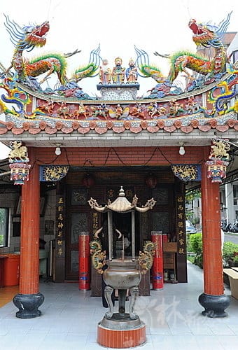 林新發佛俱-二百斤大斗燭三對(中悅建設機構敬獻斗燭有60斤．