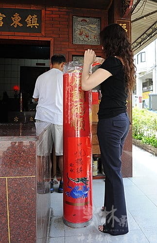 林新發佛俱-二百斤大斗燭三對(中悅建設機構敬獻斗燭有60斤．