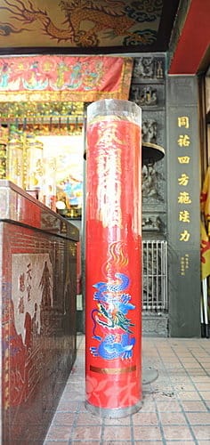 林新發佛俱-二百斤大斗燭三對(中悅建設機構敬獻斗燭有60斤．