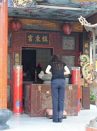 林新發佛俱-二百斤大斗燭三對(中悅建設機構敬獻斗燭有60斤．