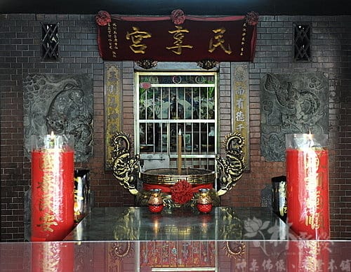 林新發佛俱-二百斤大斗燭三對(中悅建設機構敬獻斗燭有60斤．