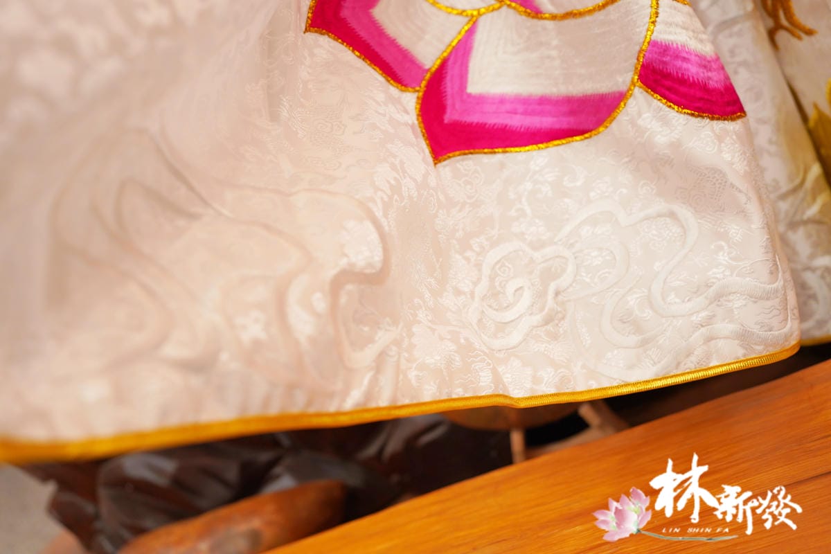 觀音寶衣-乩身用.白衣觀音大士袍(台灣手工繡藝) 觀音寶衣-乩身用.白衣觀音大士袍(台灣手工繡藝)