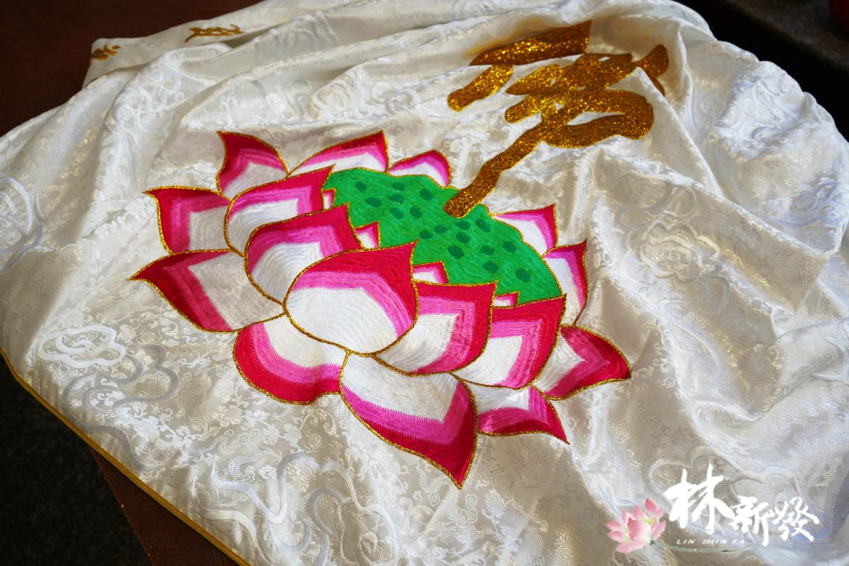 觀音寶衣-乩身用.白衣觀音大士袍(台灣手工繡藝) 觀音寶衣-乩身用.白衣觀音大士袍(台灣手工繡藝)