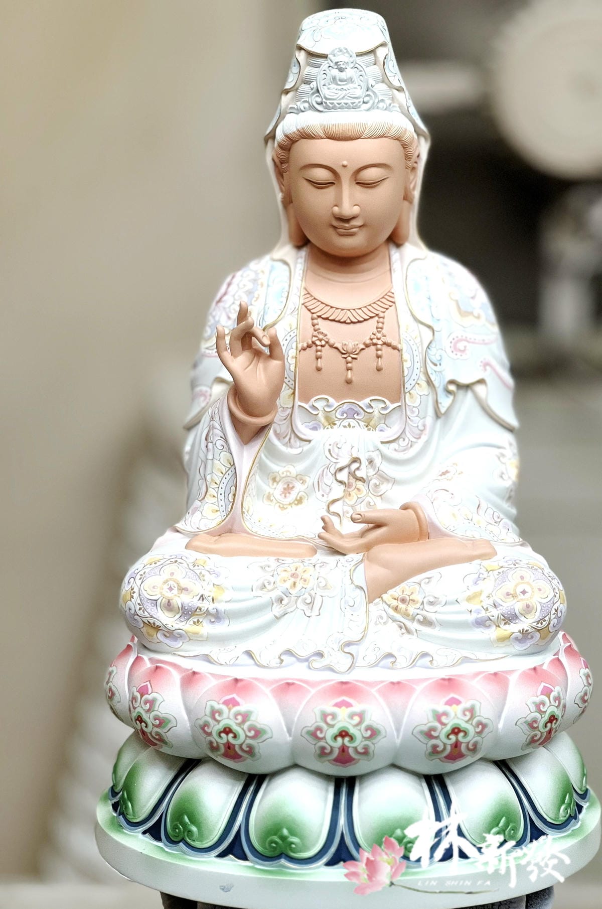 新發神藝-白衣觀音大士(美洲綠檀．南式白衣彩)