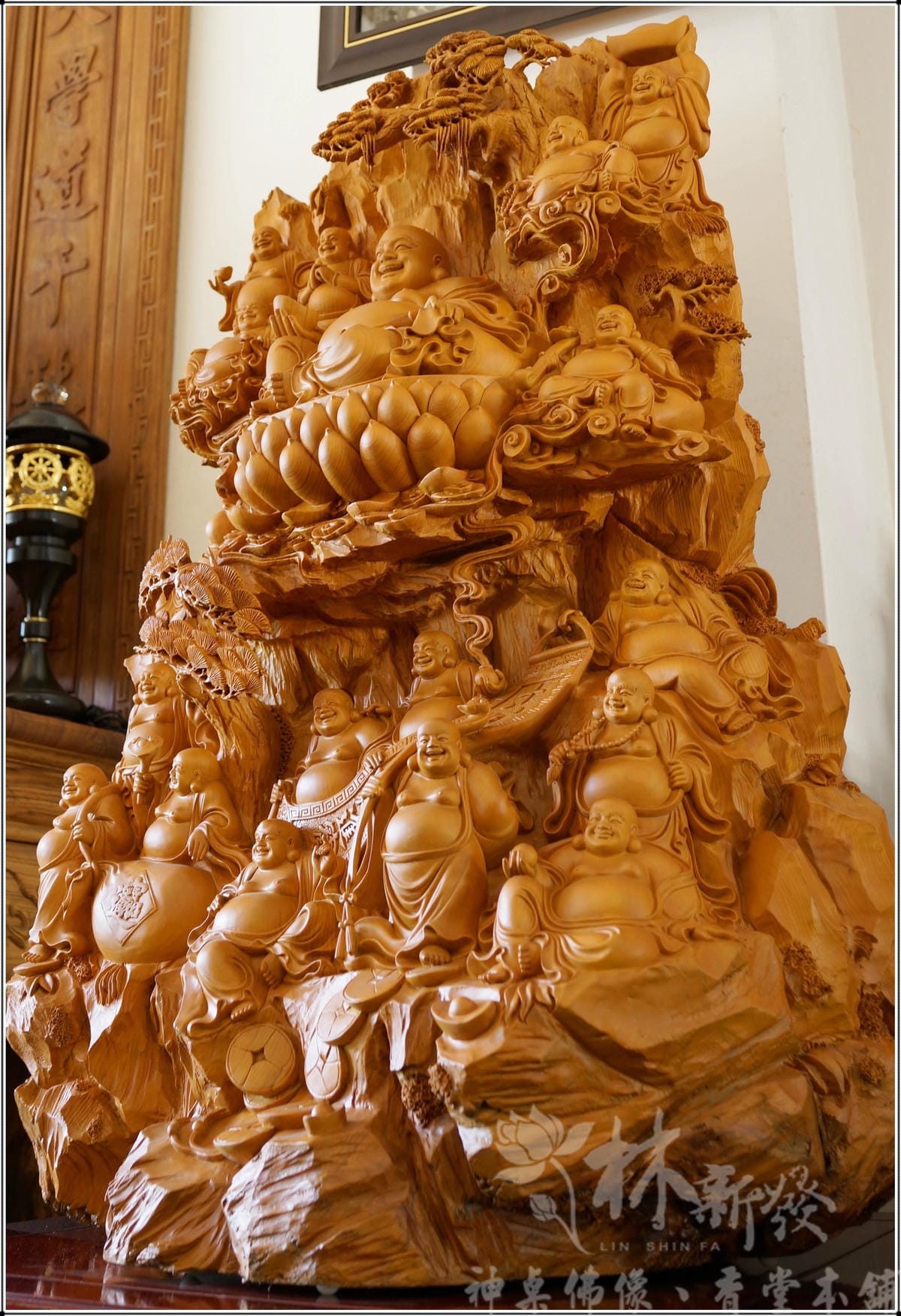 新發神藝-十八路彌勒財神.穩坐連發(台灣檜木128公分高) 新發神藝-十八路彌勒財神.穩坐連發(台灣檜木128公分高)