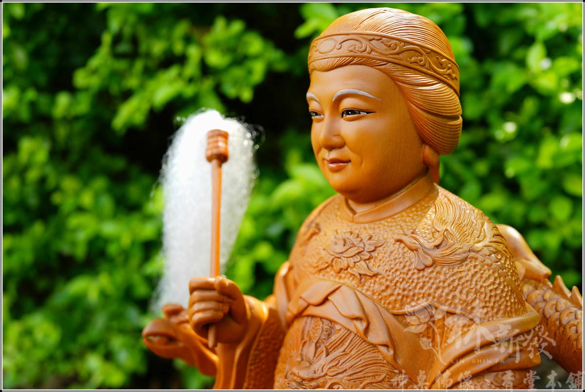新發神藝-驪山老母(龍鳳椅精細雕刻。描金與原色作品) 新發神藝-驪山老母(龍鳳椅精細雕刻。描金與原色作品)